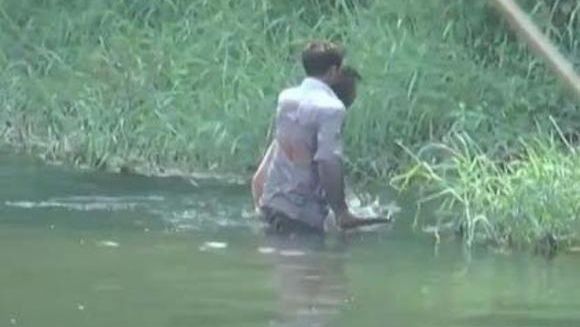 Şi-a dezbrăcat soţia în faţa trecătorilor