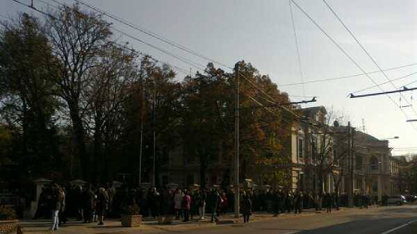 ALEGERI PREZIDENȚIALE 2014. Românii din CHIȘINĂU stau la coadă la VOT