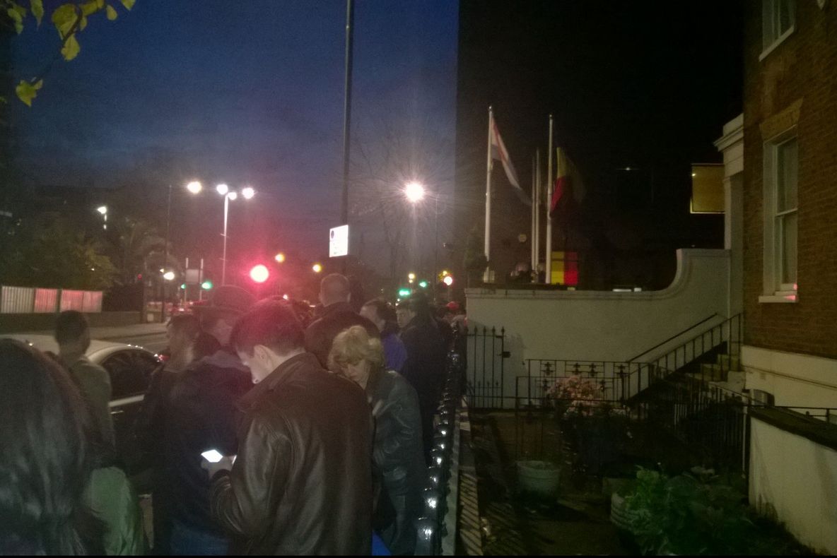 Coadă formată încă de sâmbătă de românii din Londra. Ce au scandat aceştia cât timp au aştepat