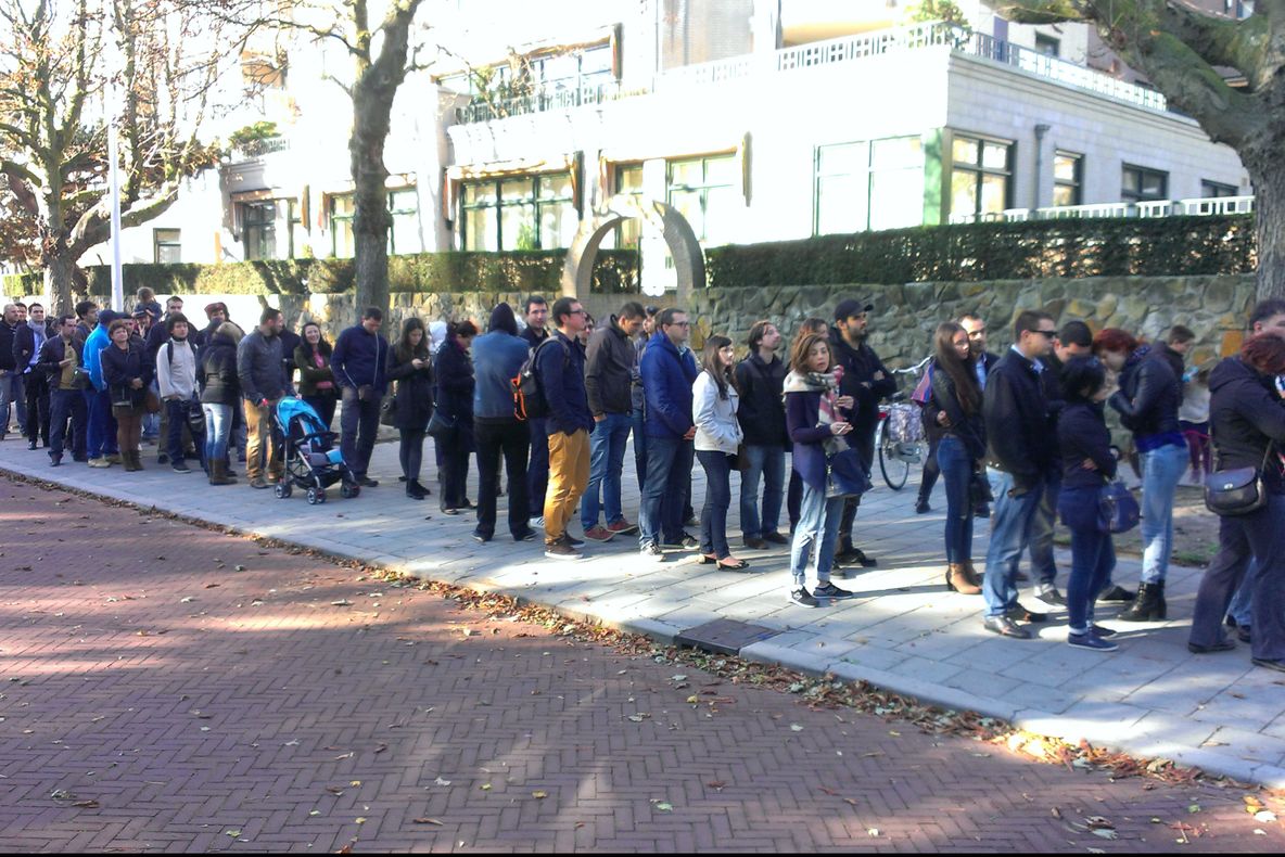 FOTO-INCREDIBIL! La ce gest DISPERAT au apelat românii din Spania, din cauză că n-au putut vota