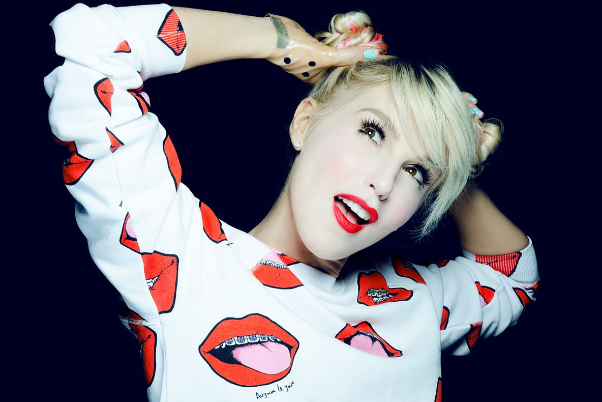 WOOOW! Corina Bud te INVITĂ la o NOAPTE FIERBINTE în POZIȚII INCITANTE