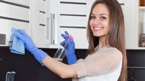 Cum scoţi grăsimea de pe pereţii din bucătărie