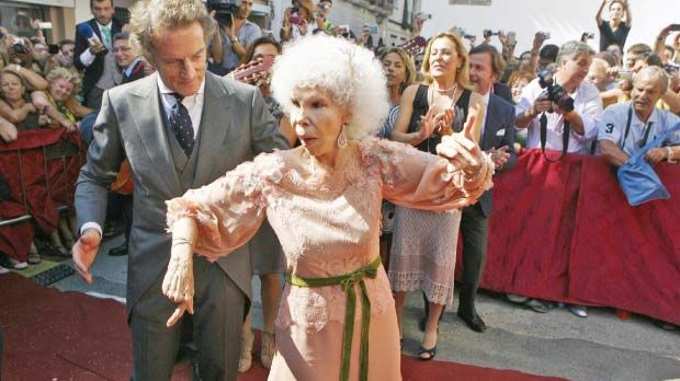 Ducesa de Alba A MURIT. Ce primește soțul, mai tânăr cu 25 de ani ca ea