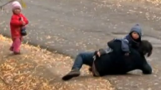 Femeia filmată beată, în timp ce cădea cu copilul, a dat în judecată DGASPC