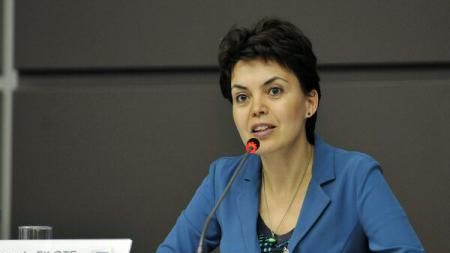 ALEGERI PREZIDENȚIALE 2014 DIASPORA. Ambasadoarea Comisiei Europene: Aștept de 7 ore să votez 