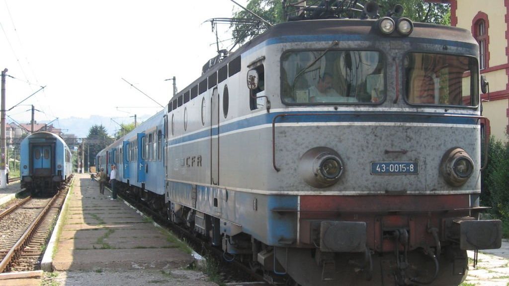 Poliţist de la Transporturi Feroviare Braşov, BĂTUT DE UN CĂLĂTOR într-un tren