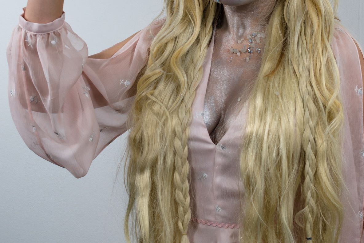 GINA PISTOL TRANSFOMATA IN CRAIASA ZAPEZII DE ADRIAN PERJOVSCHI