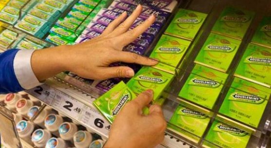 Prins în timp ce fura GUMĂ DE MESTECAT. Ce a urmat?