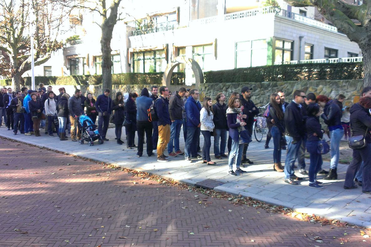 ALEGERI PREZIDENŢIALE 2014 REZULTATE DIASPORA. Cum votează românii din Olanda: COZI URIAŞE la HAGA