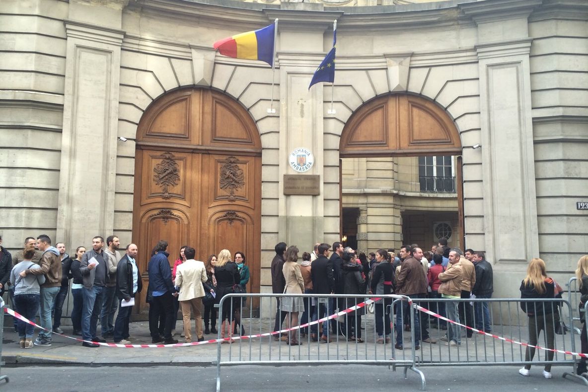 ALEGERI PREZIDENŢIALE 2014 REZULTATE DIASPORA. Românii VOTEAZĂ: COADĂ la Paris, la Ambasada României