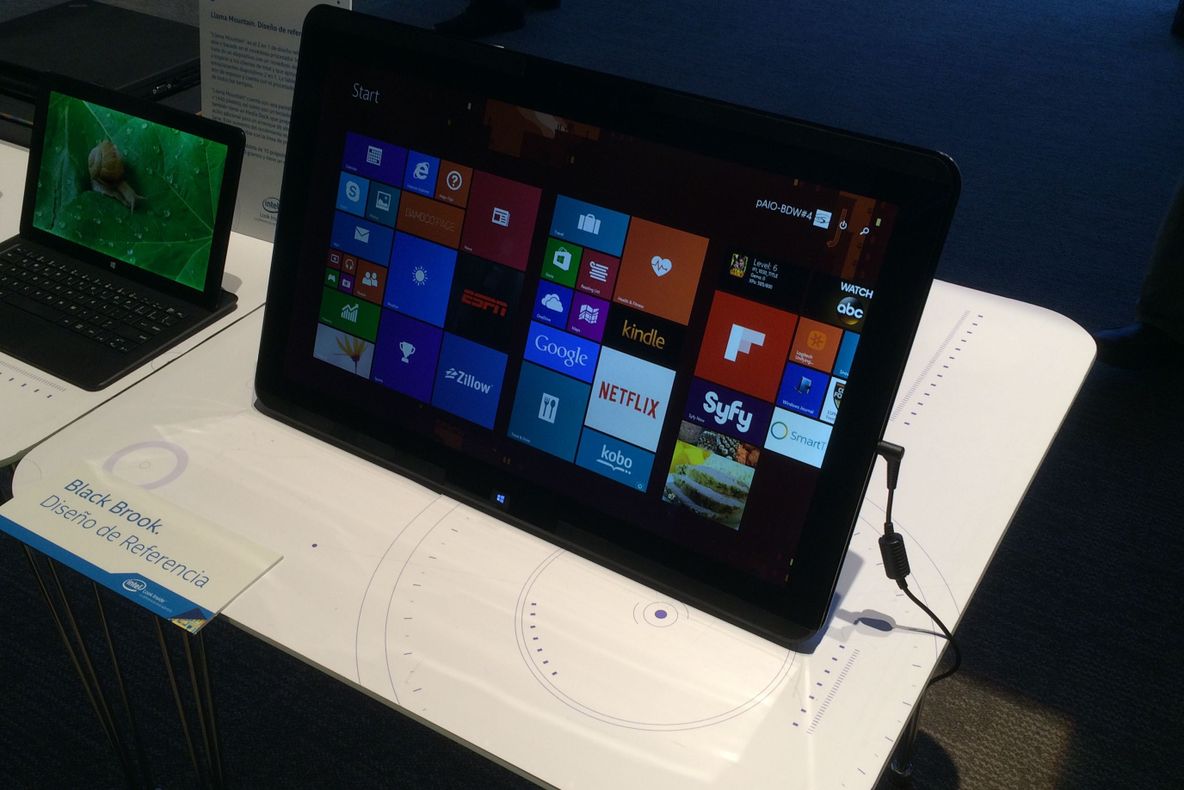 Acesta e un MONSTRU DE COMPUTER: E o tabletă imensă și e TOT CE AI NEVOIE!