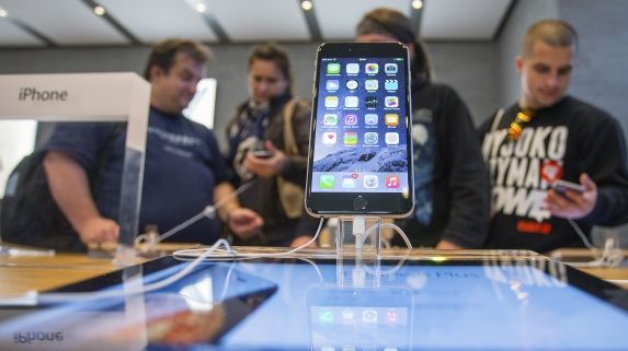 BLACK FRIDAY 2014. iPhone 6 la doar 99 de dolari!