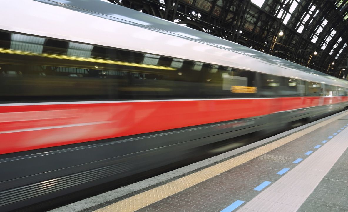 GEST STRIGĂTOR LA CER! O ROMÂNCĂ, ÎMPINSĂ în faţa TRENULUI, în Italia