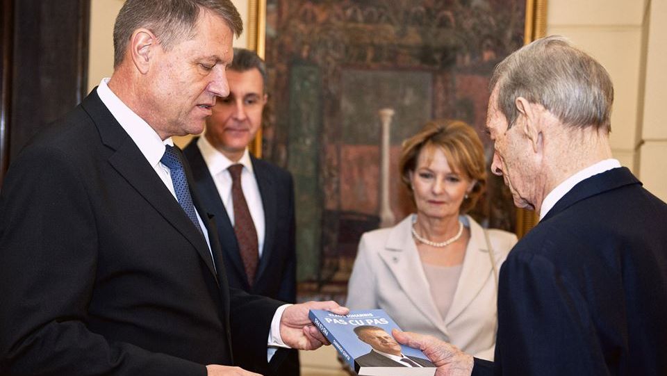 Klaus Iohannis dezminte că l-ar fi invitat pe Regele Mihai la învestitura sa: Aşa ceva nu se face!