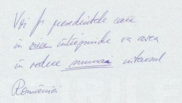 FOTO. Klaus Iohannis A LĂSAT pe o coală de hârtie, înainte de un interviu, O PROMISIUNE FAȚĂ DE ȚARĂ