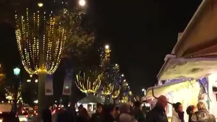 S-au aprins luminile de Crăciun la Paris, pe Champs Elysee