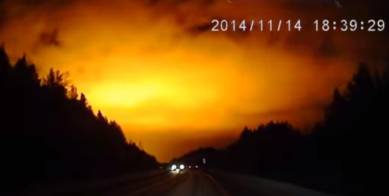 OZN-uri pe cerul Rusiei? O lumină portocalie a aprins cerul, în Urali