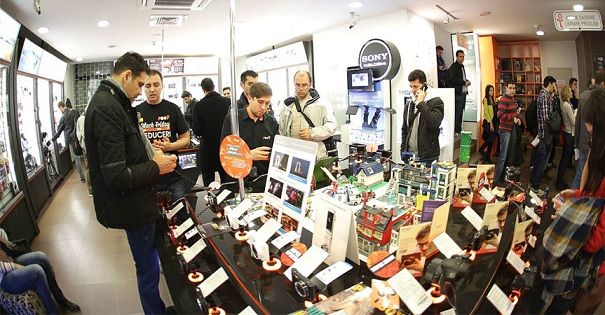 BLACK FRIDAY 2014. Cozi în Cluj încă de la 06:00 dimineaţa, sute de persoane la cozi în Bucureşti 