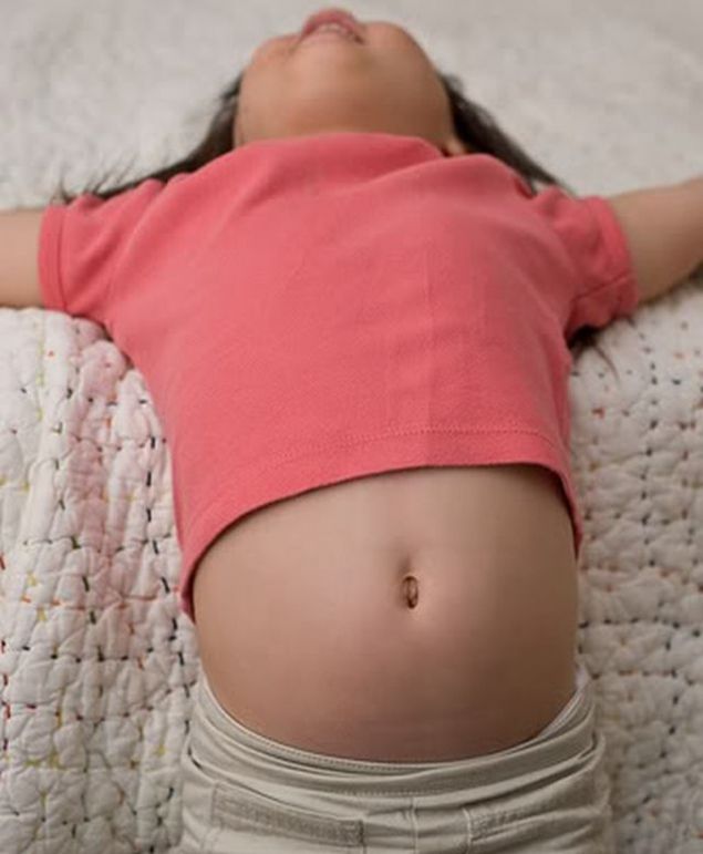 Şi-a dus fetiţa de 12 ani la spital cu dureri de BURTĂ! Medicii, ŞOCAŢI când au văzut ce are de fapt