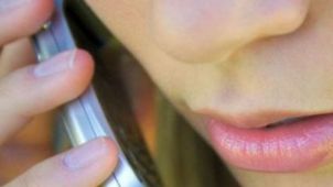 Cum să previi iritaţiile şi coşurile cauzate de telefonul mobil