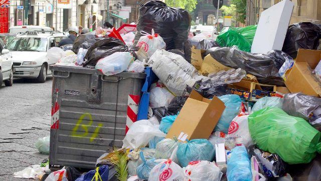 Ghenele din blocuri vor fi desfiinţate. Unde ne vom arunca gunoiul?