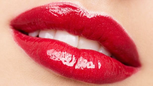 Vrei să ai BUZE SEXY? 6 trucuri pe care trebuie să le cunoşti despre ruj