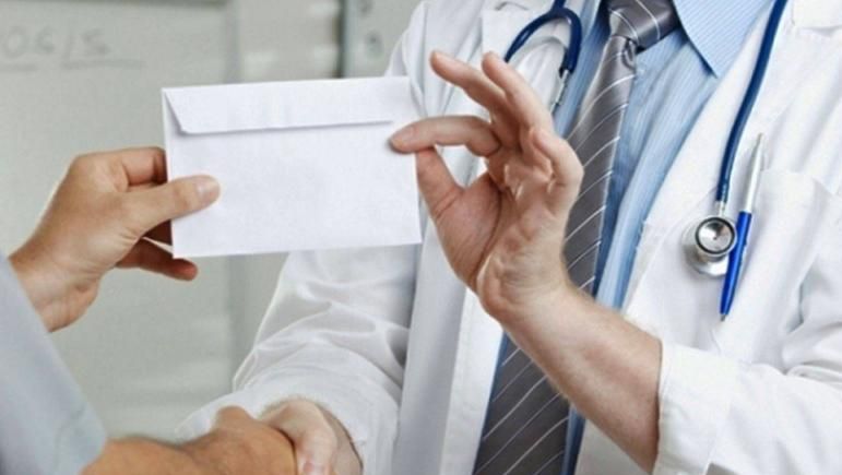 Anchetă în cazul unui medic de familie la care ar fi fost înscrişi, fără să ştie, sute de studenţi