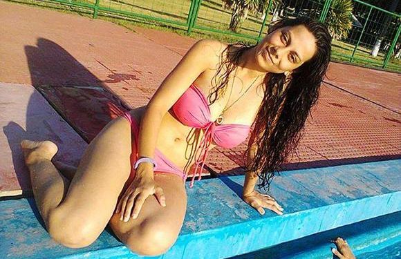 O profesoară şi-a dat demisia după ce s-a filmat când face sex cu elevul ei