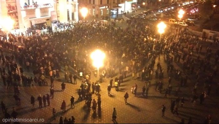 PROTESTE.  INCREDIBIL - Ce se întâmplă la Timişoara ACUM. Mii de oameni fac o nouă REVOLUŢIE!