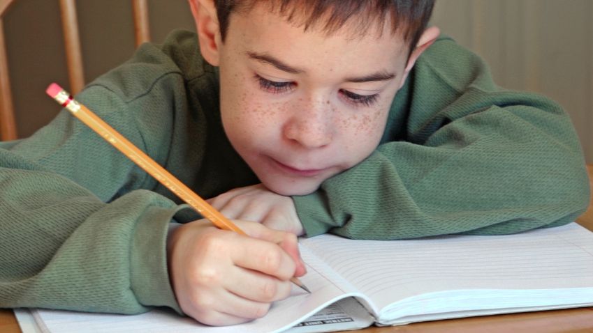 Prima ţară din lume în care elevii NU vor mai învăţa să SCRIE DE MÂNĂ