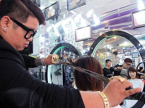 Hairstilistul care tunde cu sabia
