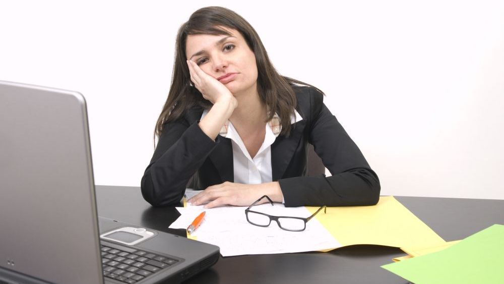 Stai multe ore pe scaun zilnic? Iată la ce riscuri majore te expui!