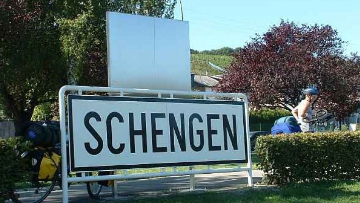 Fillon: Trebuie să EVITĂM aderarea la Schengen a României, de unde vin numeroşi romi