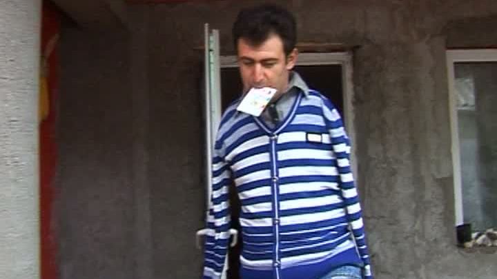 ALEGERI PREZIDENŢIALE 2014. IMPRESIONANT! Un buzoian FĂRĂ MÂINI A VOTAT fără însoţitor