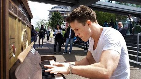 Bancherul care îşi ura slujba aşa de tare încât a demisionat şi a ajuns să cânte pe stradă