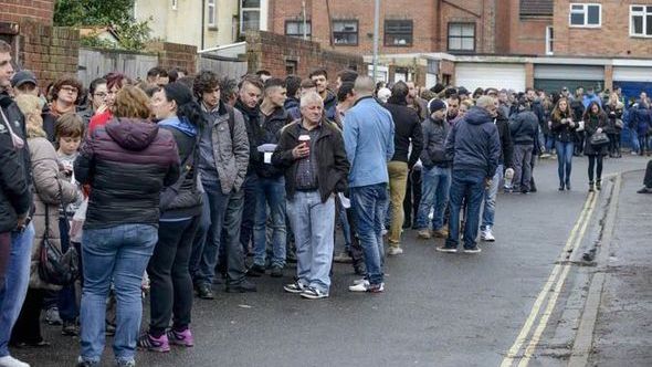 Fotografii cu mii de români stând la cozi să voteze, PROBE ALE MIGRAŢIEI URIAŞE în Marea Britanie