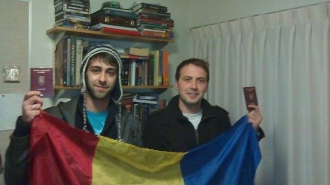 Doi studenţi români din Canada merg pe jos peste 100 de kilometri, pentru a putea să voteze 