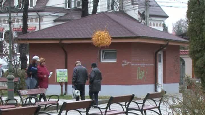 BĂTAIE de JOC la Bacău. Toalete publice de 250.000 de lei, care nu FUNCŢIONEAZĂ