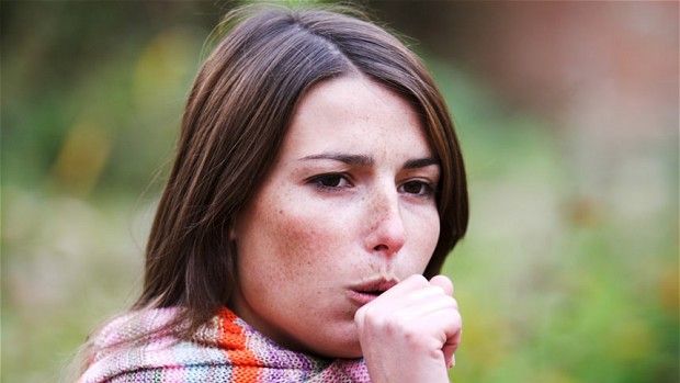 Nu-ți mai trece tusea? Află ce afecțiuni periculoase ascunde acest simptom!