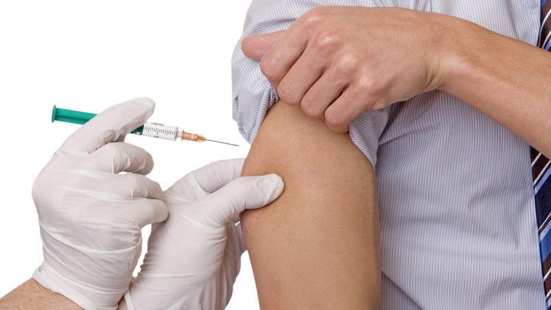 Legea vaccinării, amânată. Ministrul Sănătăţii, lăudat de premier