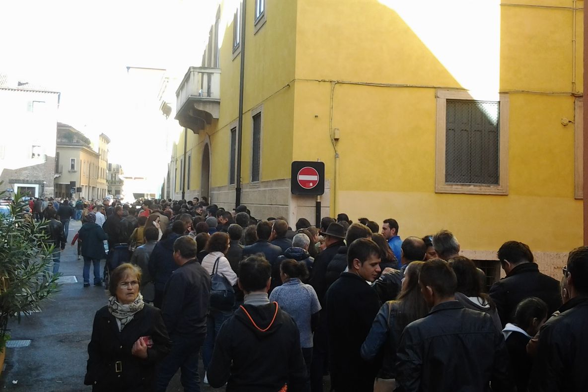 REZULTATE ALEGERI. Românii au blocat străzile din Verona. Cum se votează în Italia