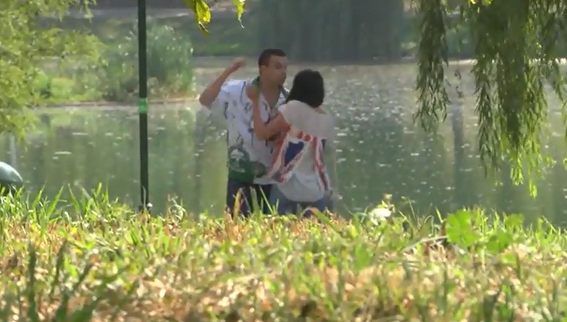 EXPERIMENT cu CAMERA ASCUNSĂ. Cum reacţionează românii când văd o femeie agresată pe stradă