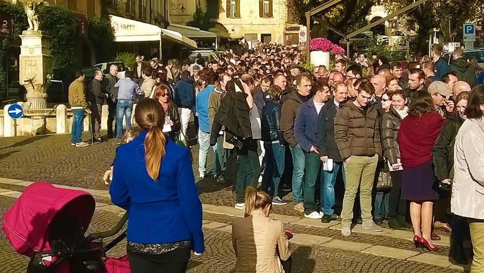 ALEGERI PREZIDENȚIALE 2014: Românii din ITALIA stau la COZI DE 1000 de persoane, pentru a VOTA