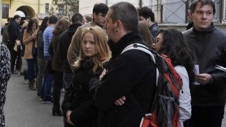 ALEGERI PREZIDENȚIALE 2014 DIASPORA. O româncă a așteptat 10 ore, la Paris, ca să voteze 