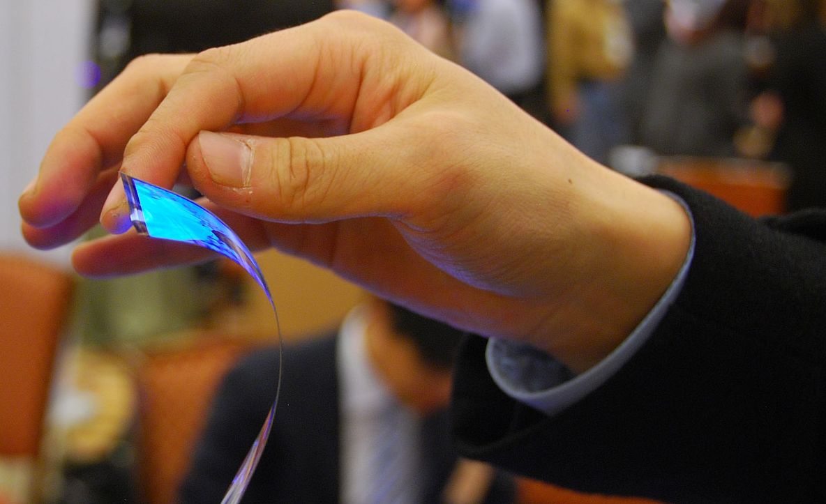 Ecranul acesta E IREAL! Se îndoaie CA FOAIA DE HÂRTIE și nu pătește nimic!