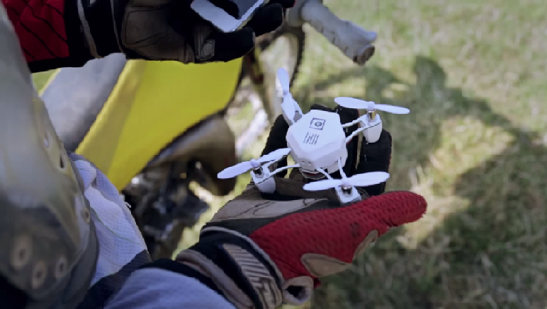 Această dronă încape în buzunar și te poate filma fără s-o controlezi tu