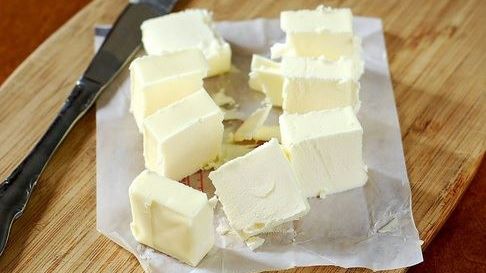 Cele mai frecvente GREŞELI în bucătărie. Ce se întâmplă dacă foloseşti UNT PREA MOALE?