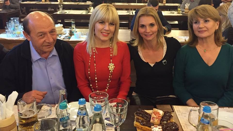 IMAGINILE ZILEI cu Traian Băsescu la berărie