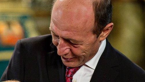 Băsescu a postat pe Facebook o fotografie de la botezul nepotului său