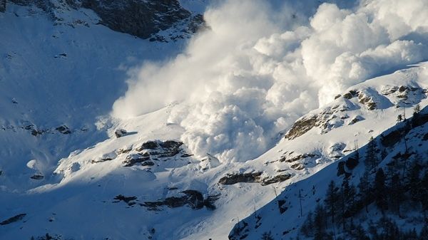 Atenţie, turişti! PERICOL DE AVALANŞE